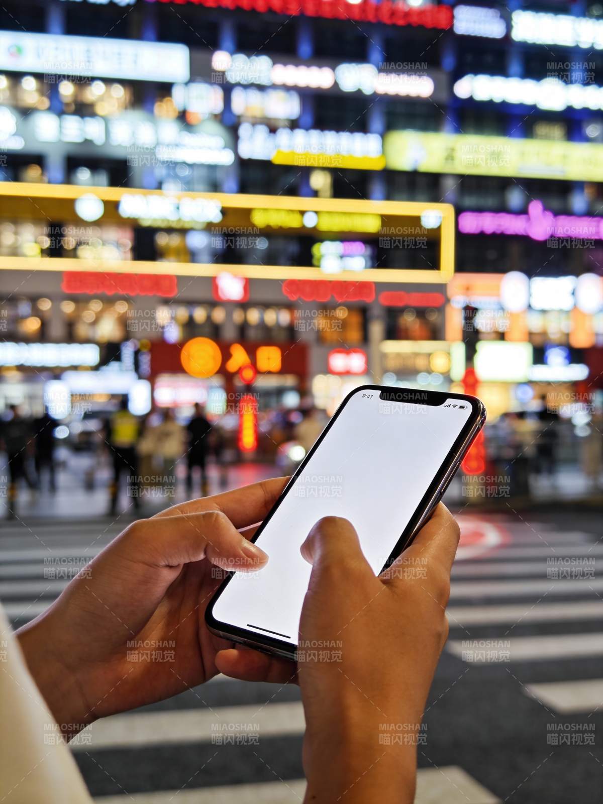 夜市街头刷手机图片