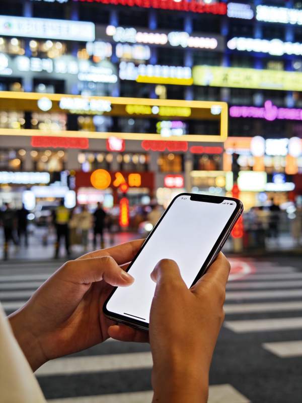 夜市街头刷手机图片