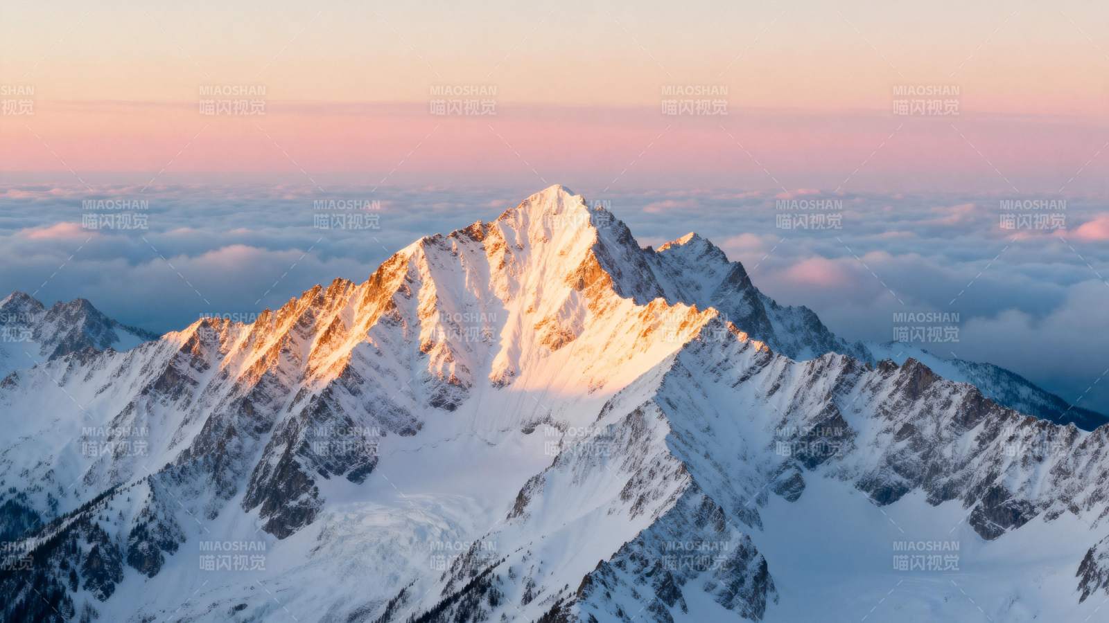 雪山日出云海图片