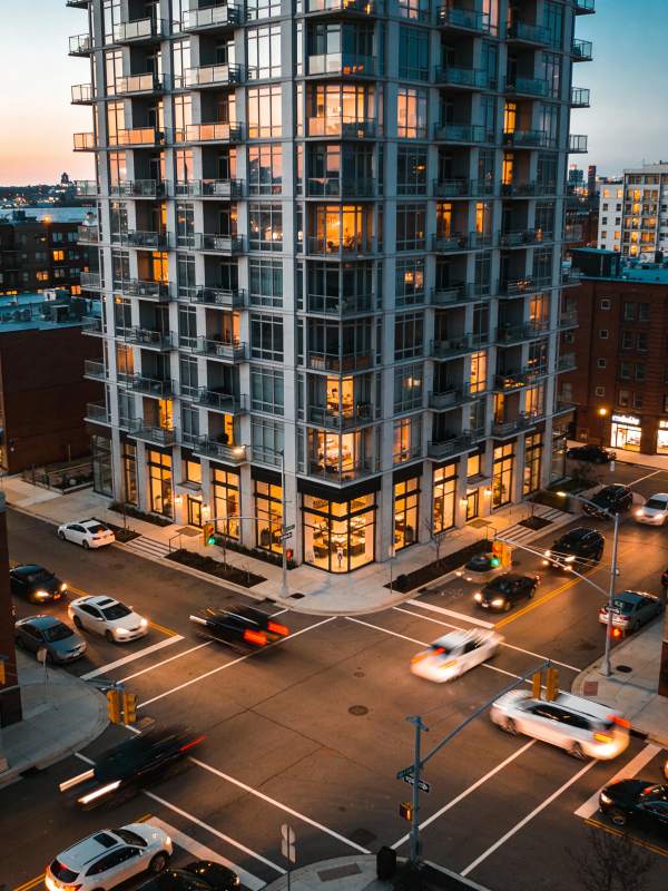 都市夜景高楼车流图片