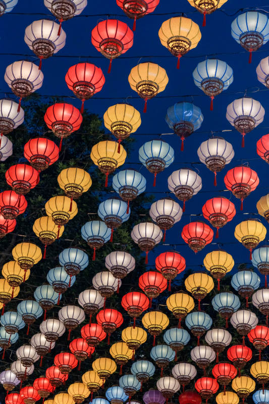 彩灯映夜空图片