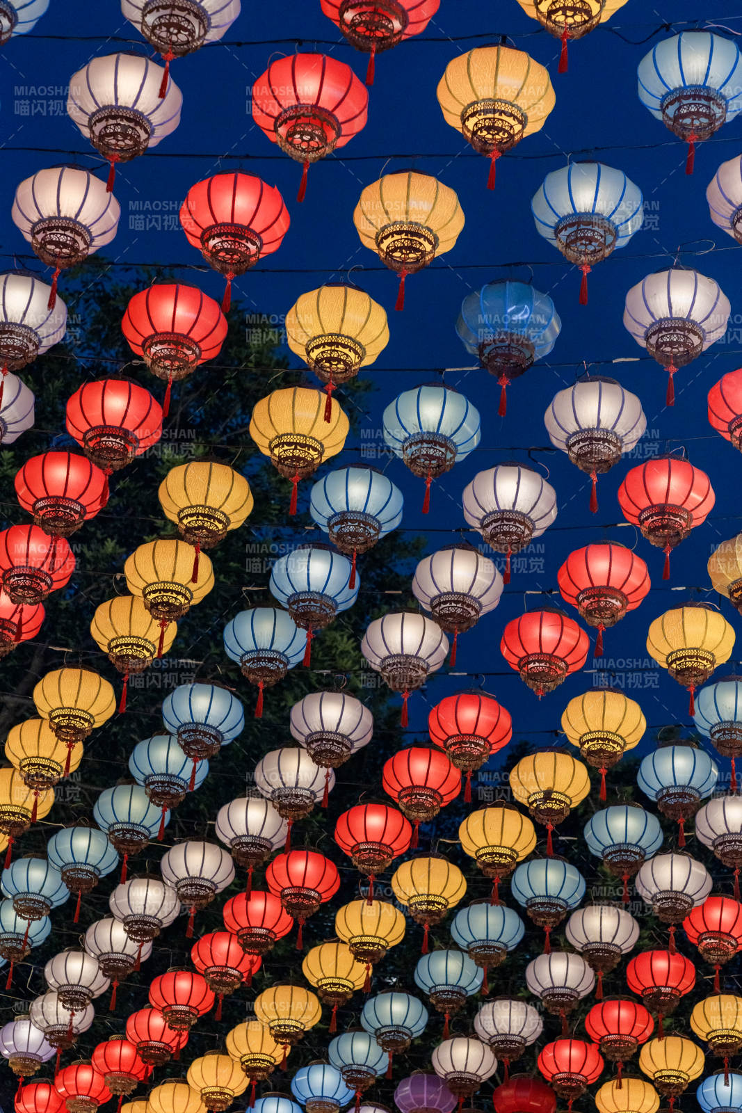 彩灯映夜空图片