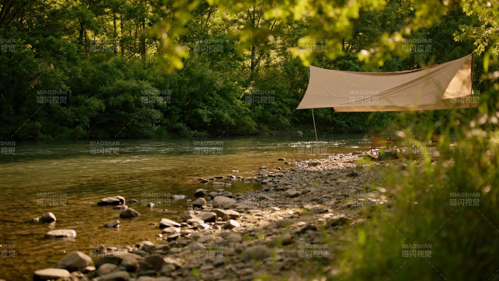 林间溪畔露营景图片