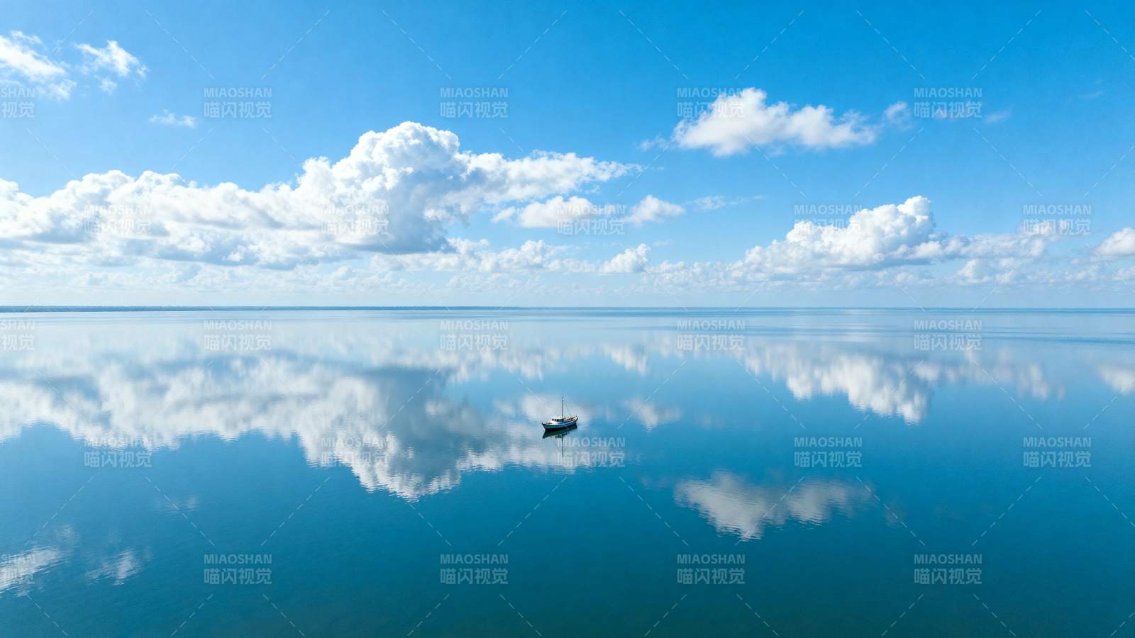 湖天一色 云影相映图片