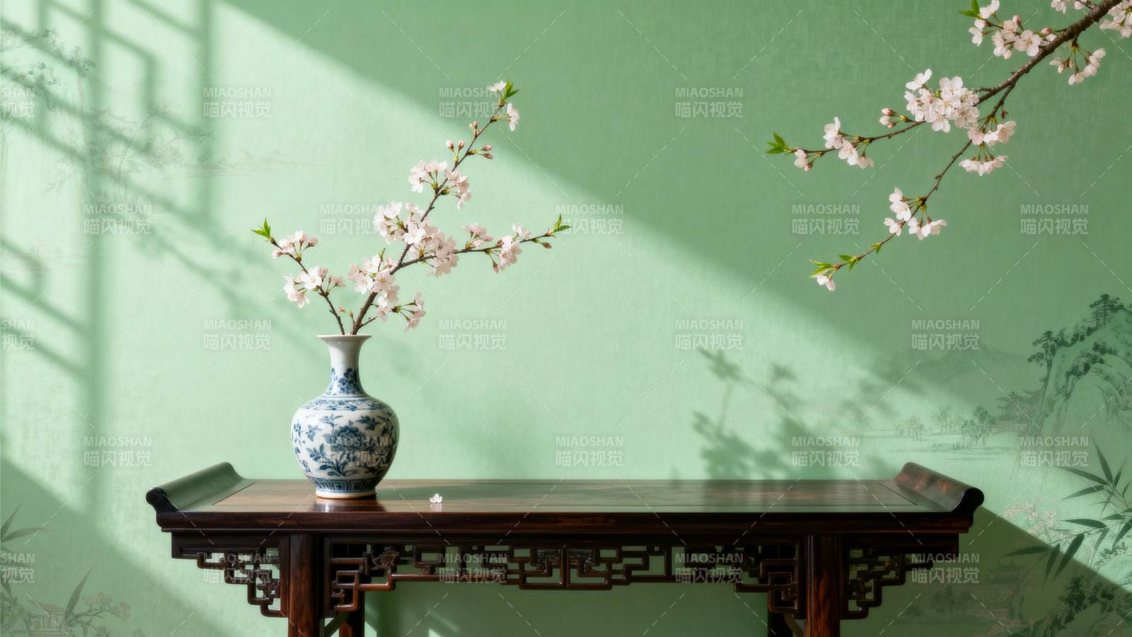 春花映绿墙图片