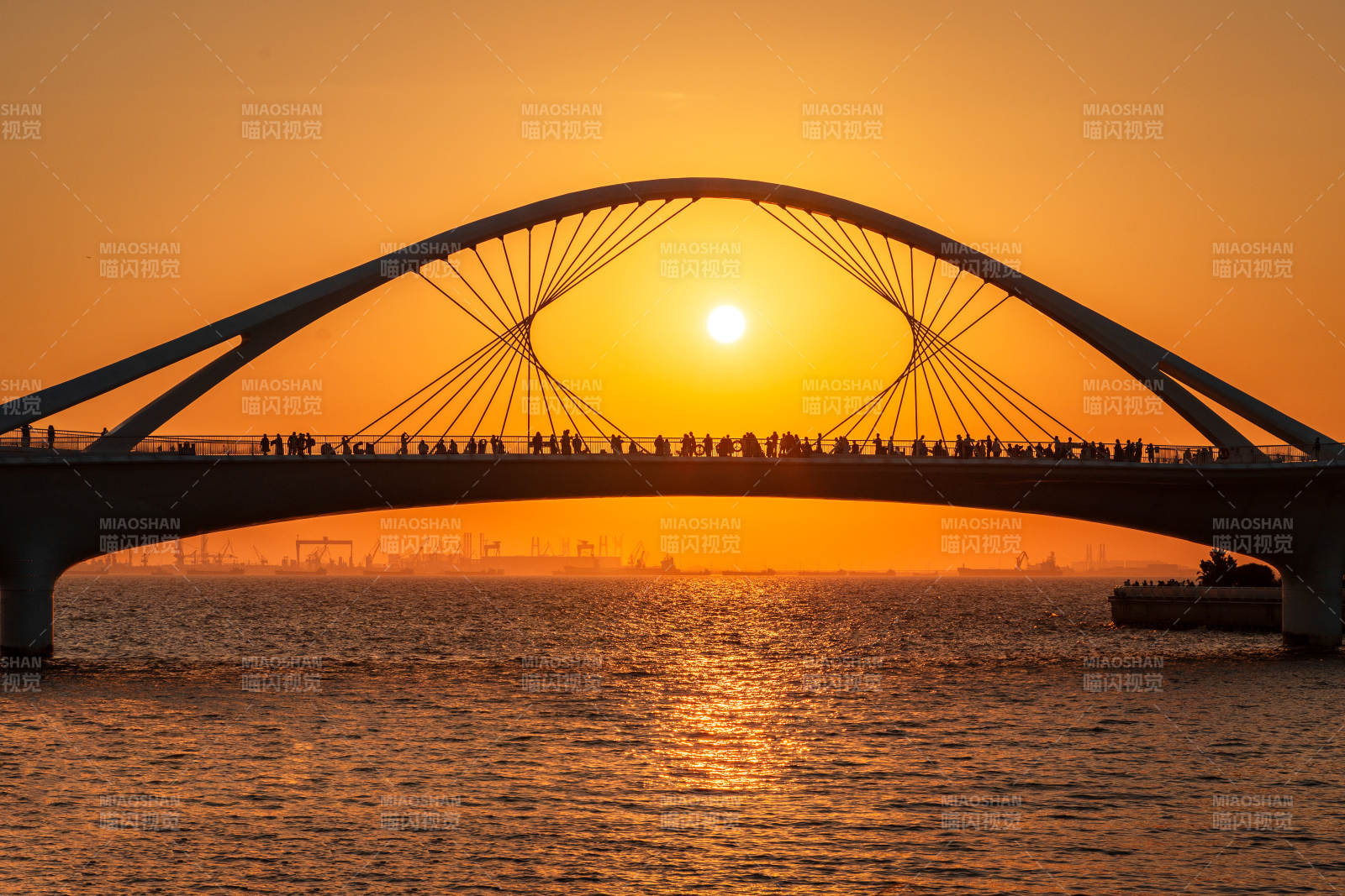 东莞滨海湾的夕阳桥影人行图片