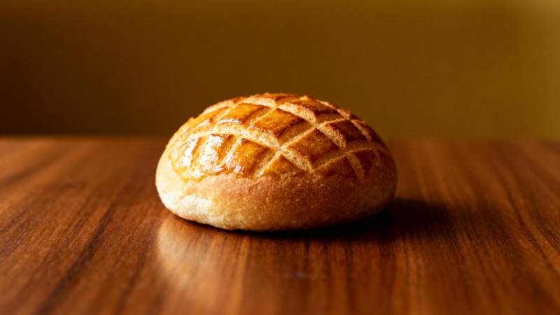 金黄面包静置于木桌图片