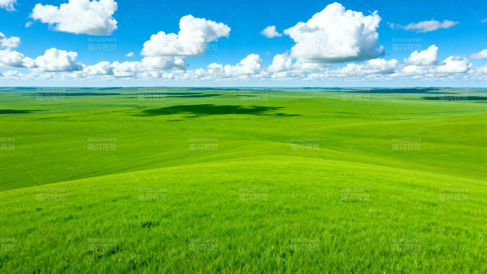 绿野蓝天 云影轻移图片