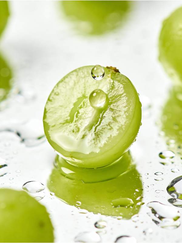 晶莹葡萄滴水瞬间图片