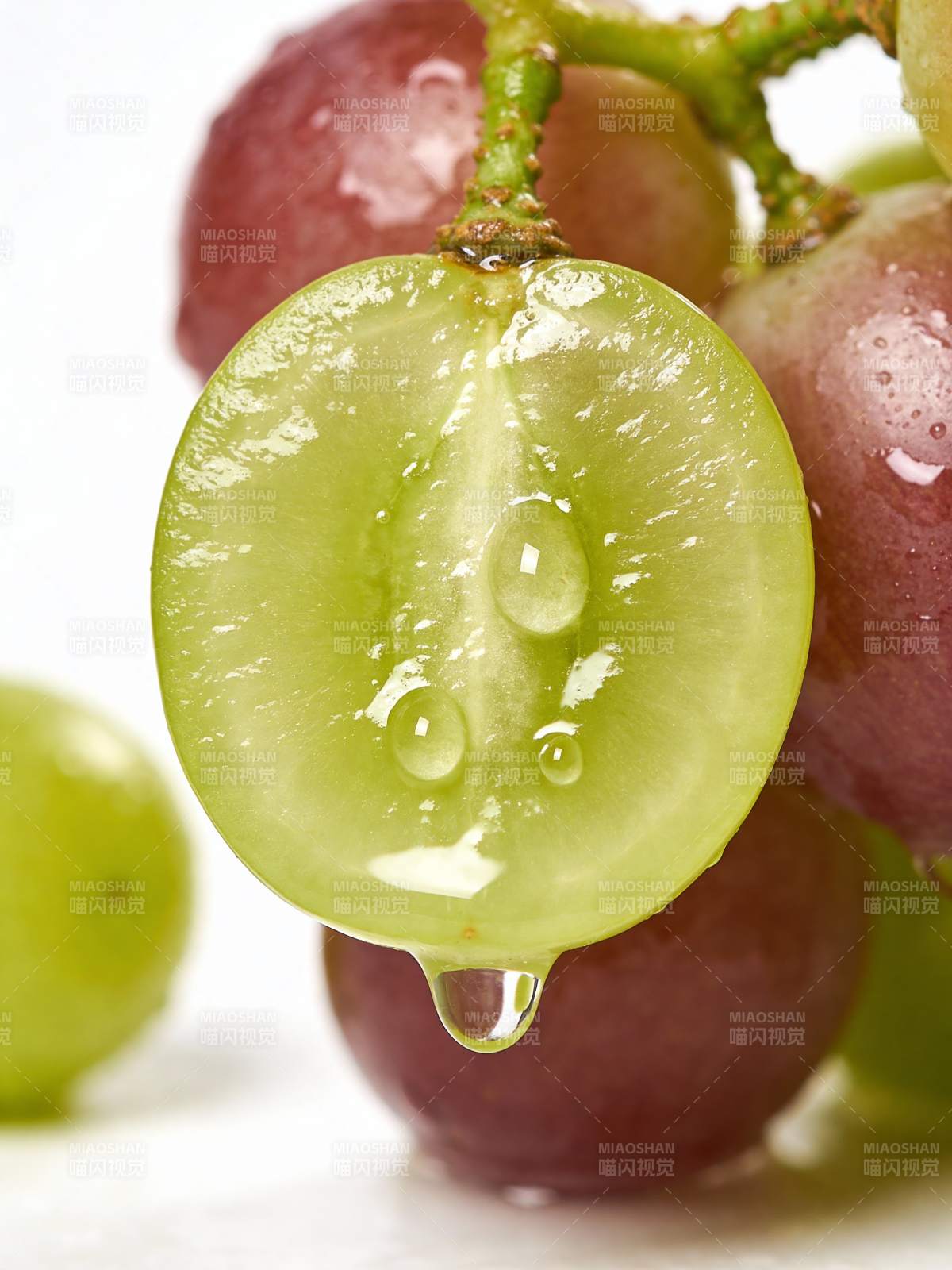 晶莹葡萄滴水图片