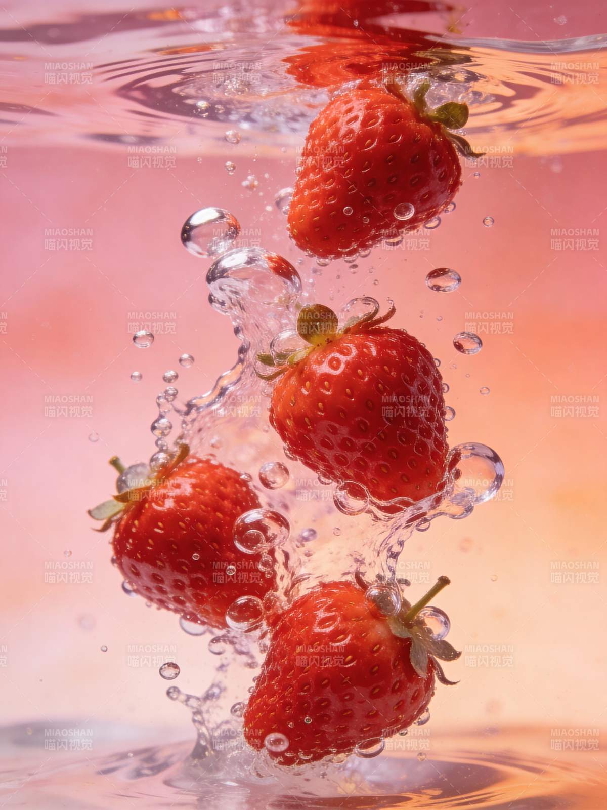 草莓入水瞬间图片