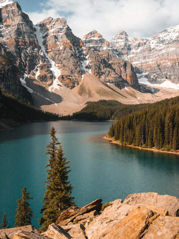 雪山碧湖美景图片