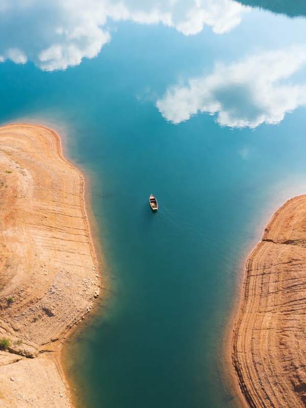 孤舟碧水映云天图片