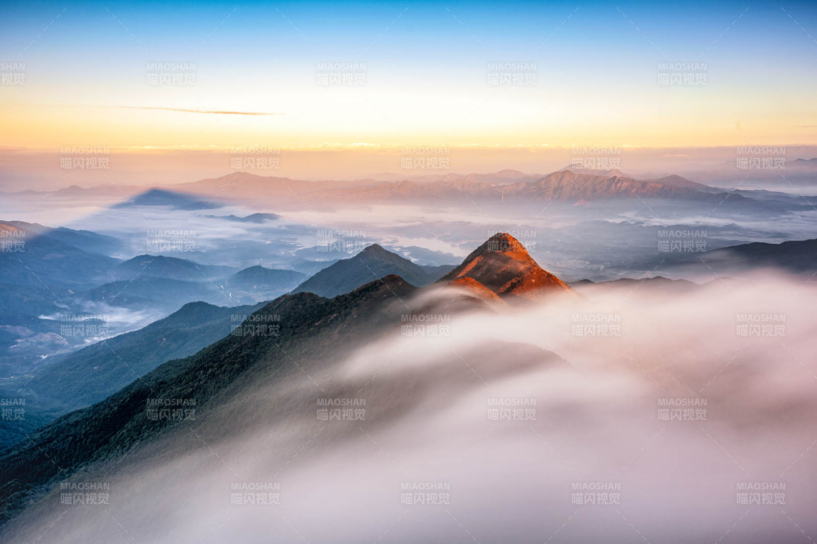 海丰莲花山云海日出山巅图片