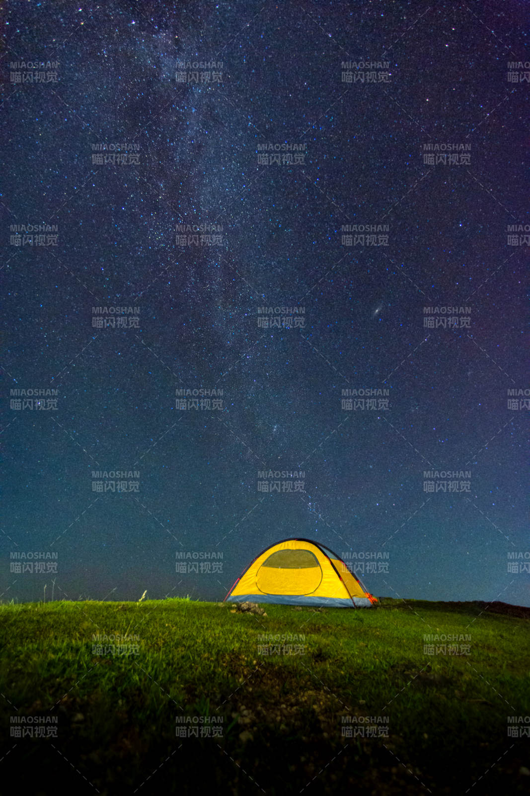 星空下的帐篷露营图片