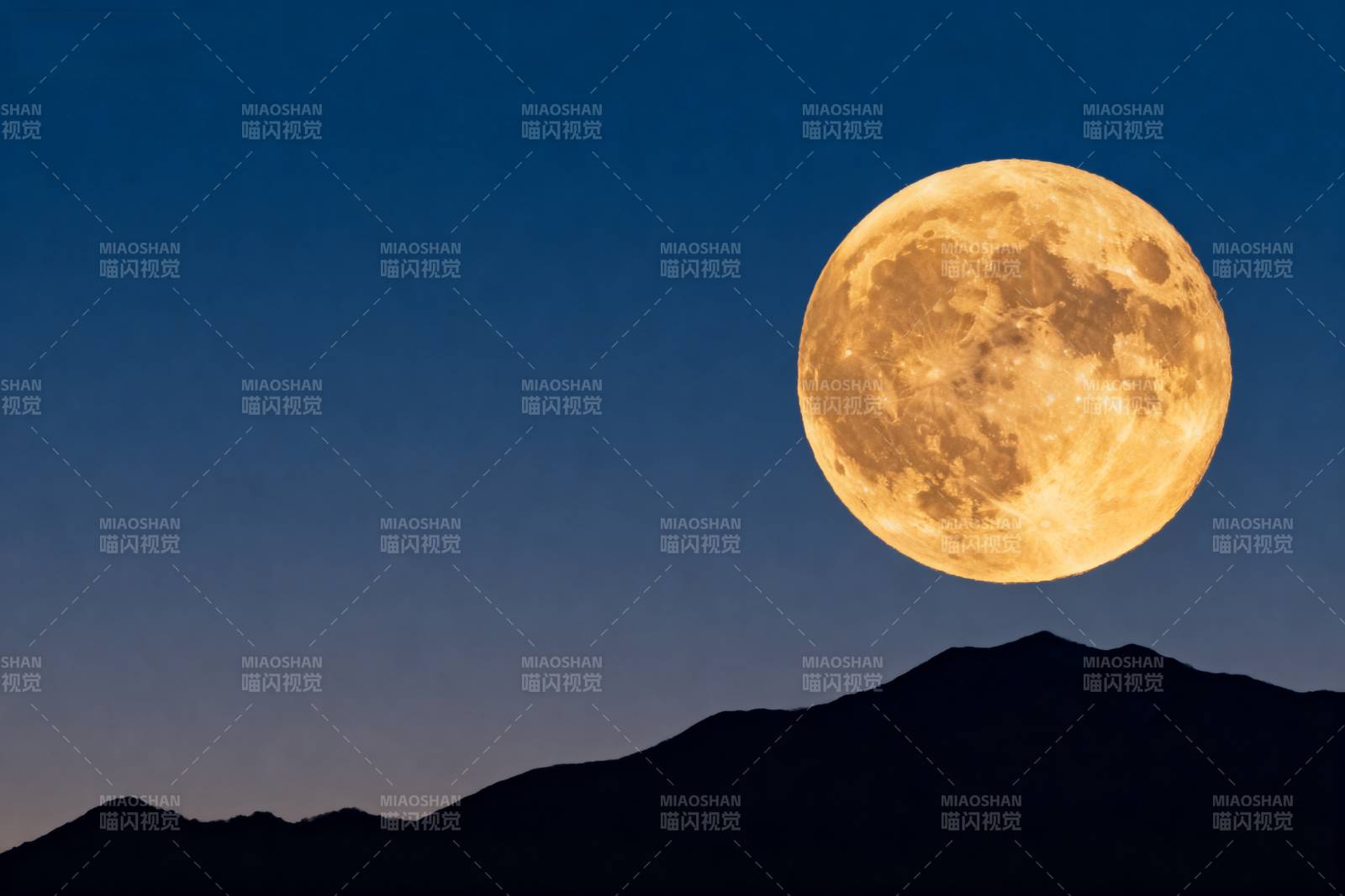 明月高悬山巅图片