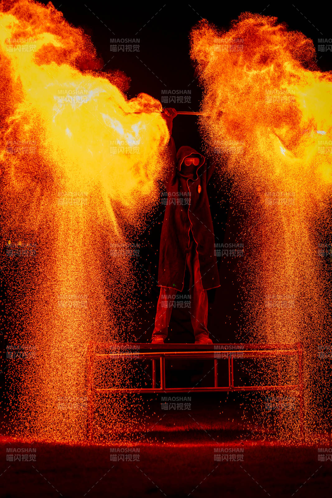 节日的火壶表演图片