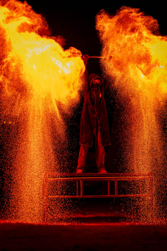 节日的火壶表演图片