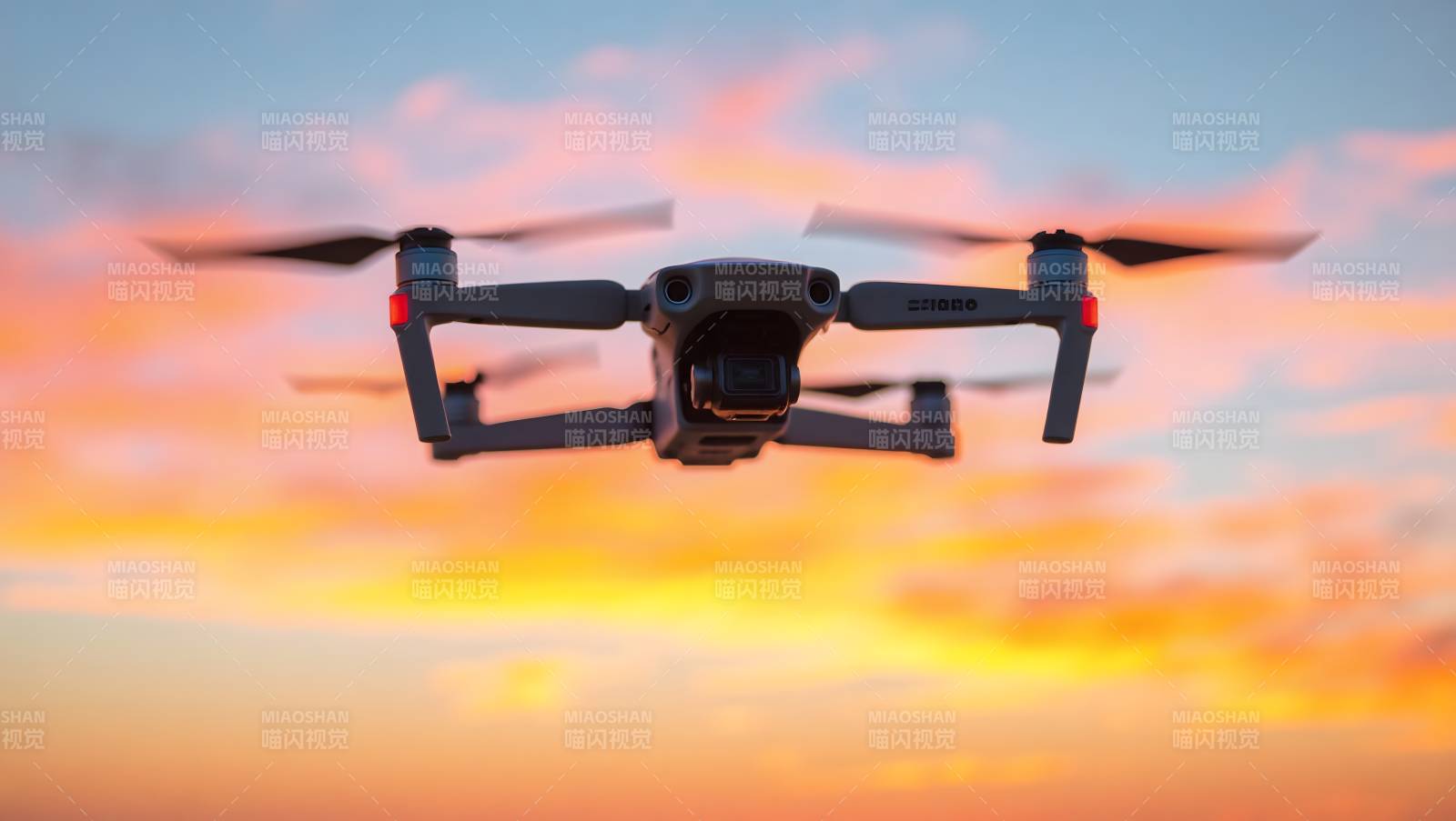 无人机飞越夕阳图片