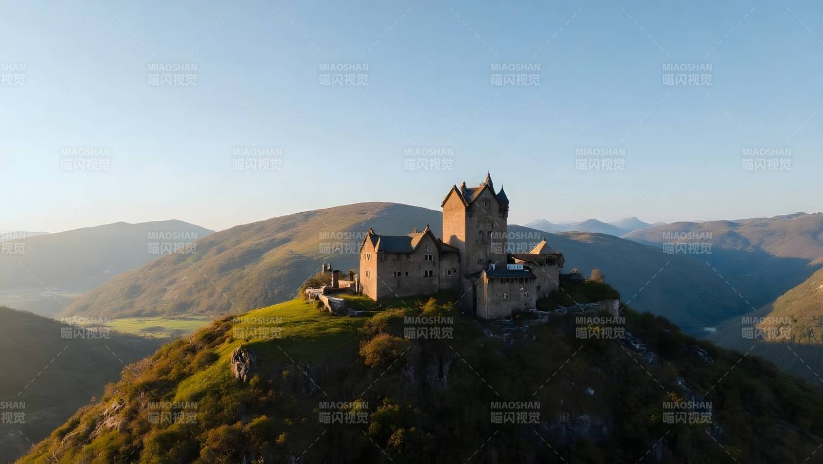 山顶古堡晨光图片