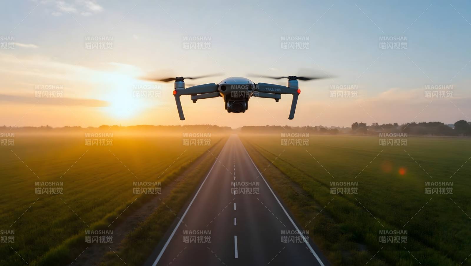无人机飞越乡间公路图片