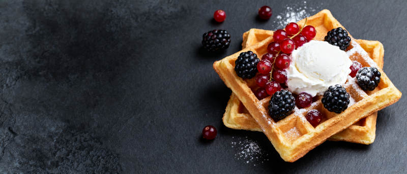 莓果奶油华夫饼图片