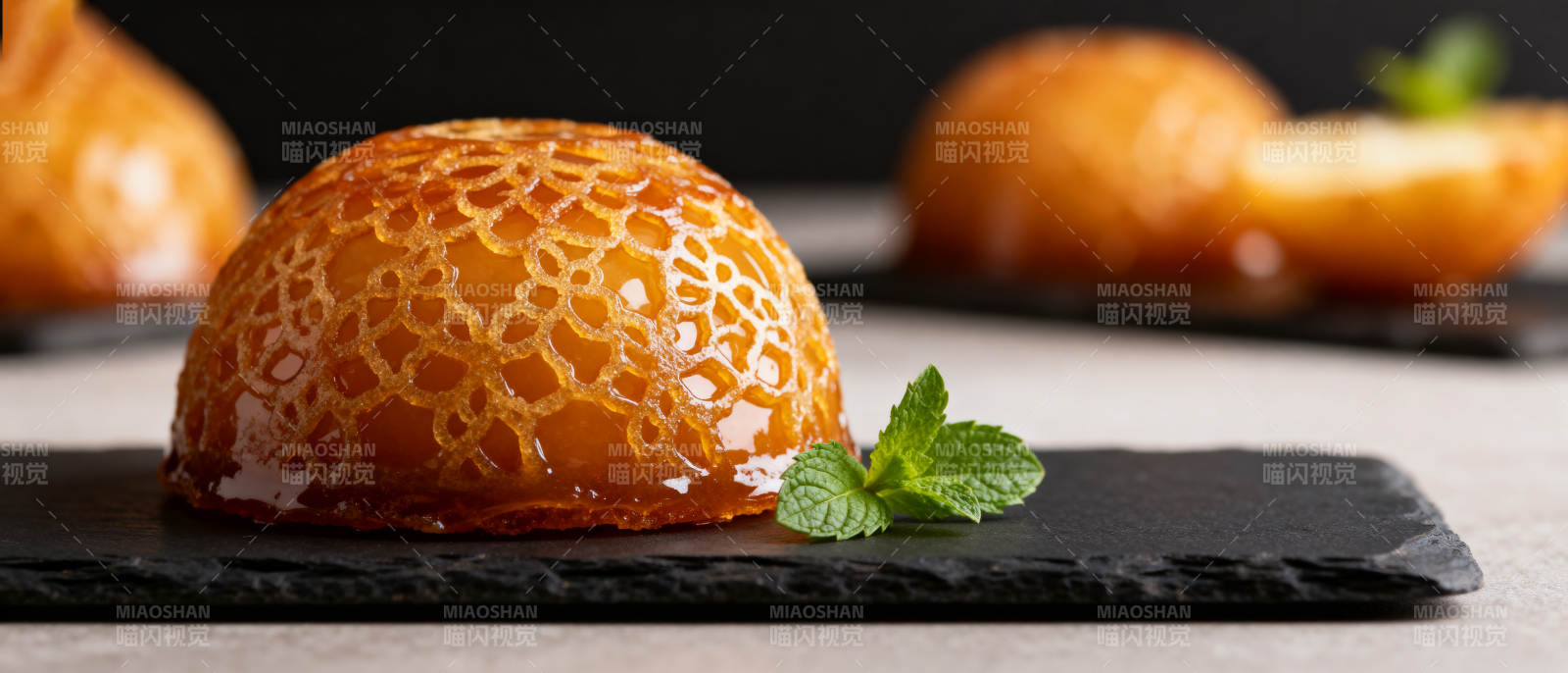 焦糖布丁配薄荷图片