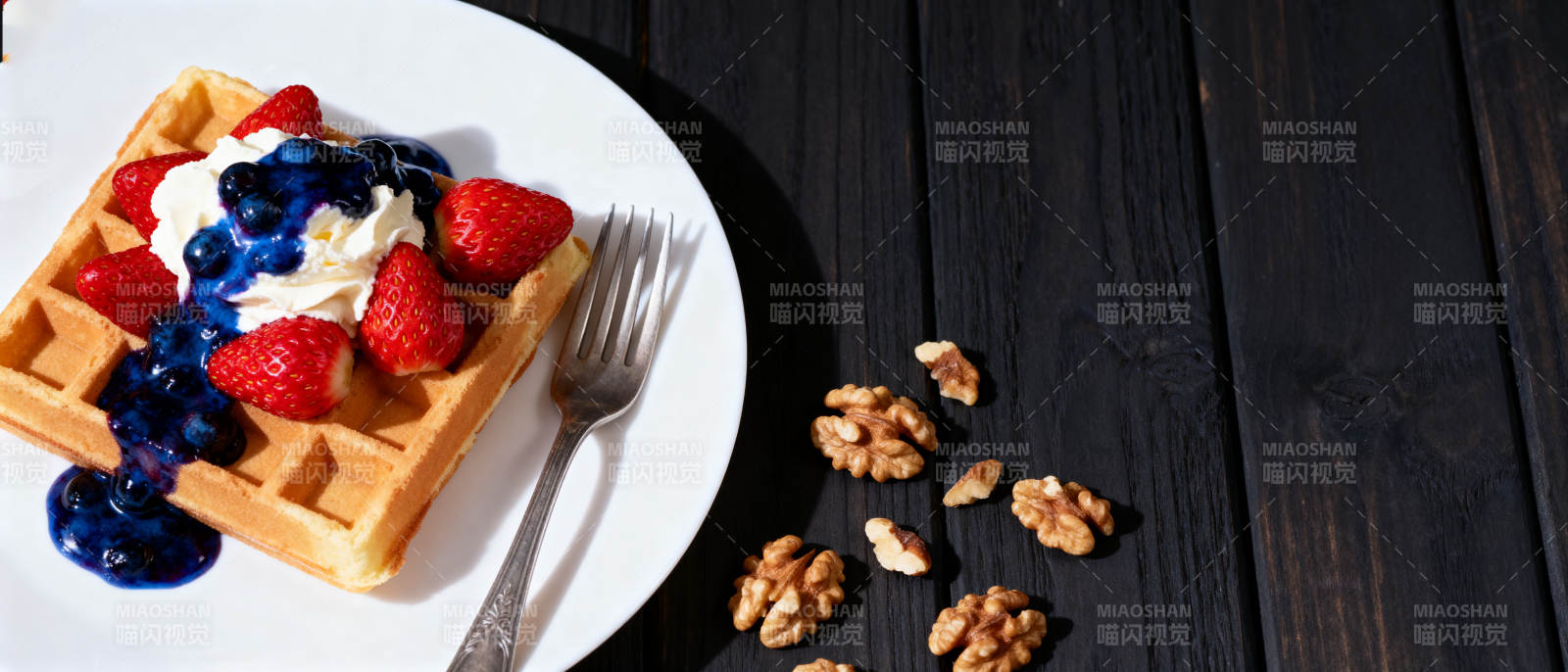 草莓蓝莓华夫饼图片