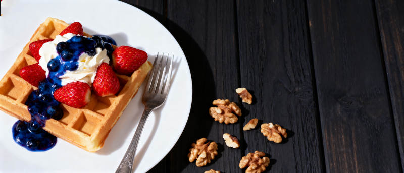 草莓蓝莓华夫饼图片