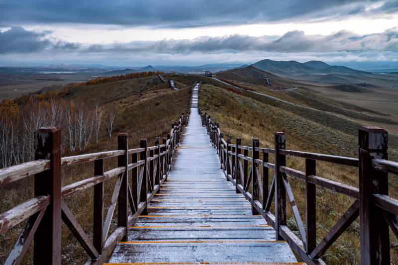 雪后的乌兰布统影视基地木栈道图片
