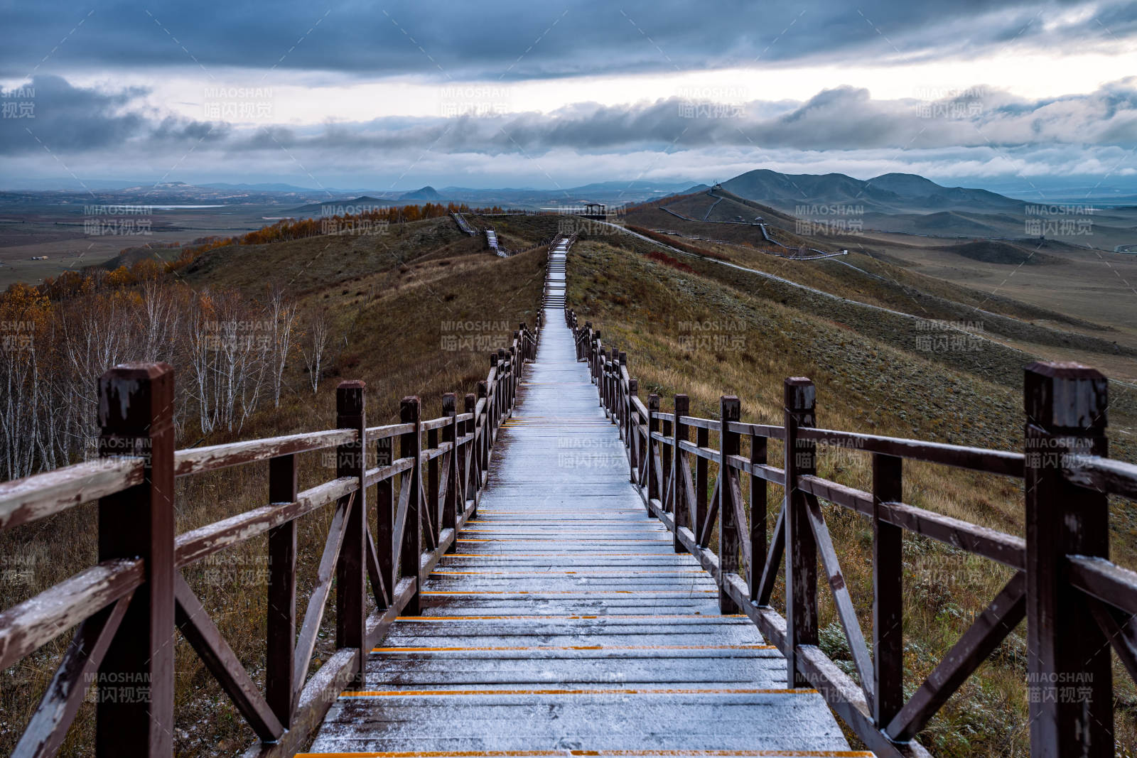 雪后的乌兰布统影视基地木栈道图片