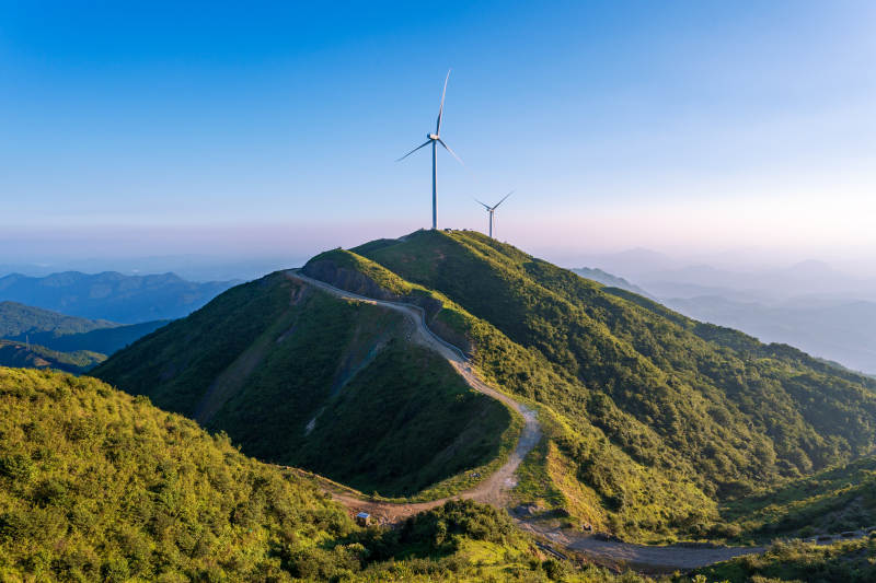 河源野猪嶂山巅风车迎朝阳图片