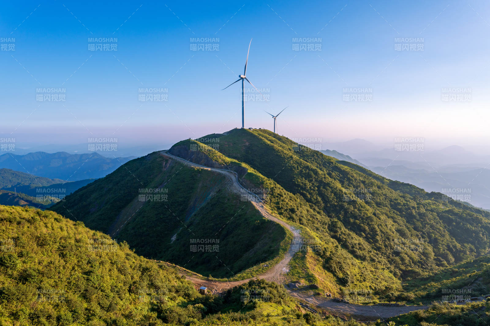 河源野猪嶂山巅风车迎朝阳图片