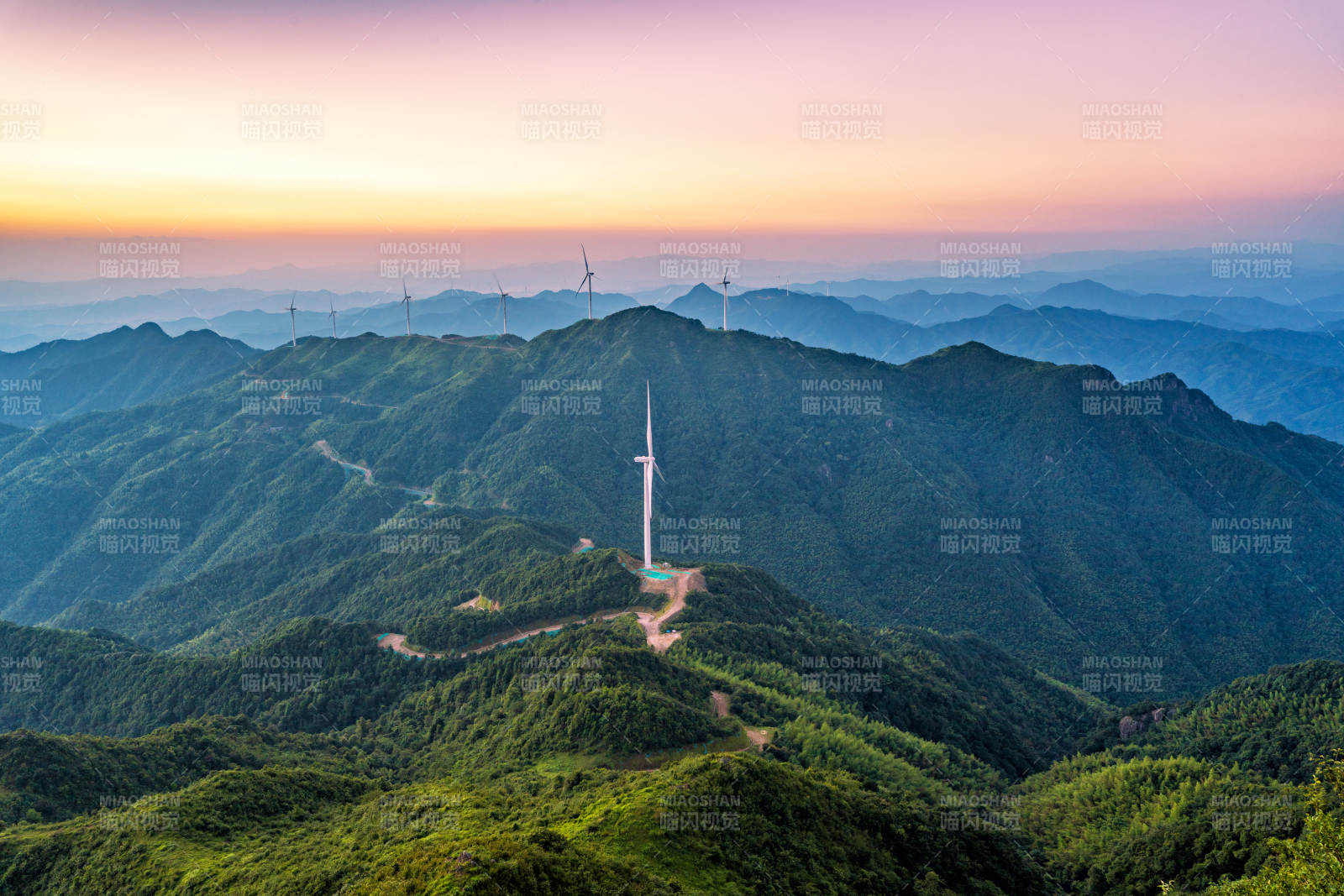河源野猪嶂山巅风车迎朝霞图片