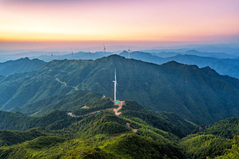 河源野猪嶂山巅风车迎朝霞图片