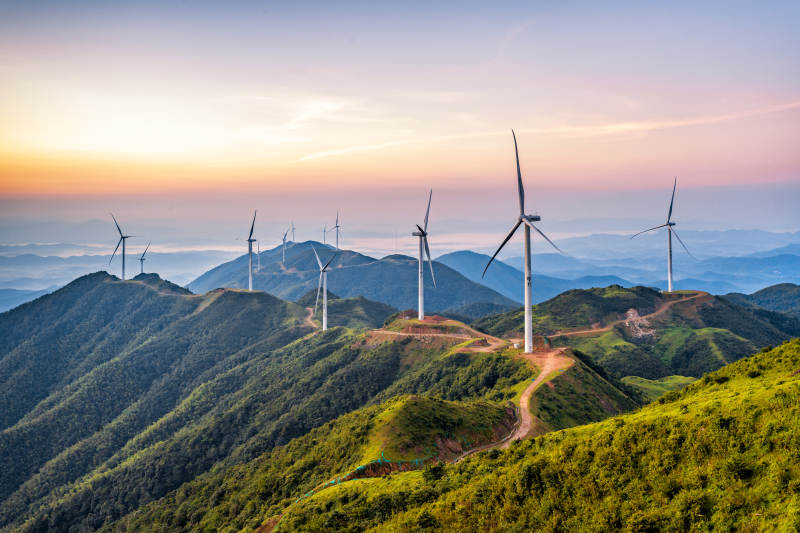 河源野猪嶂山巅风车迎晨曦图片