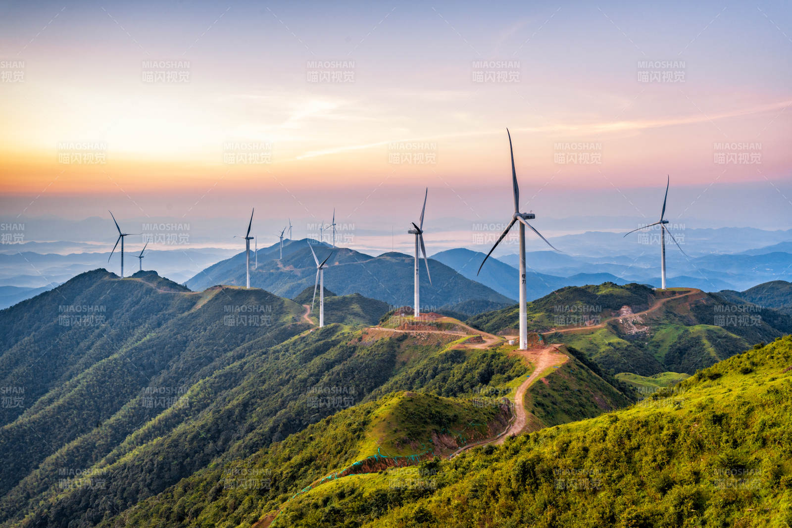 河源野猪嶂山巅风车迎晨曦图片