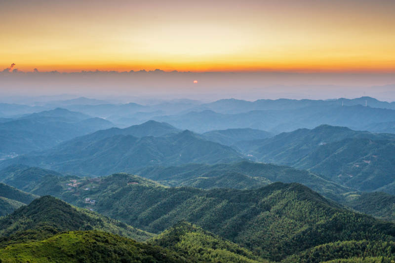 群山及日落风光图片