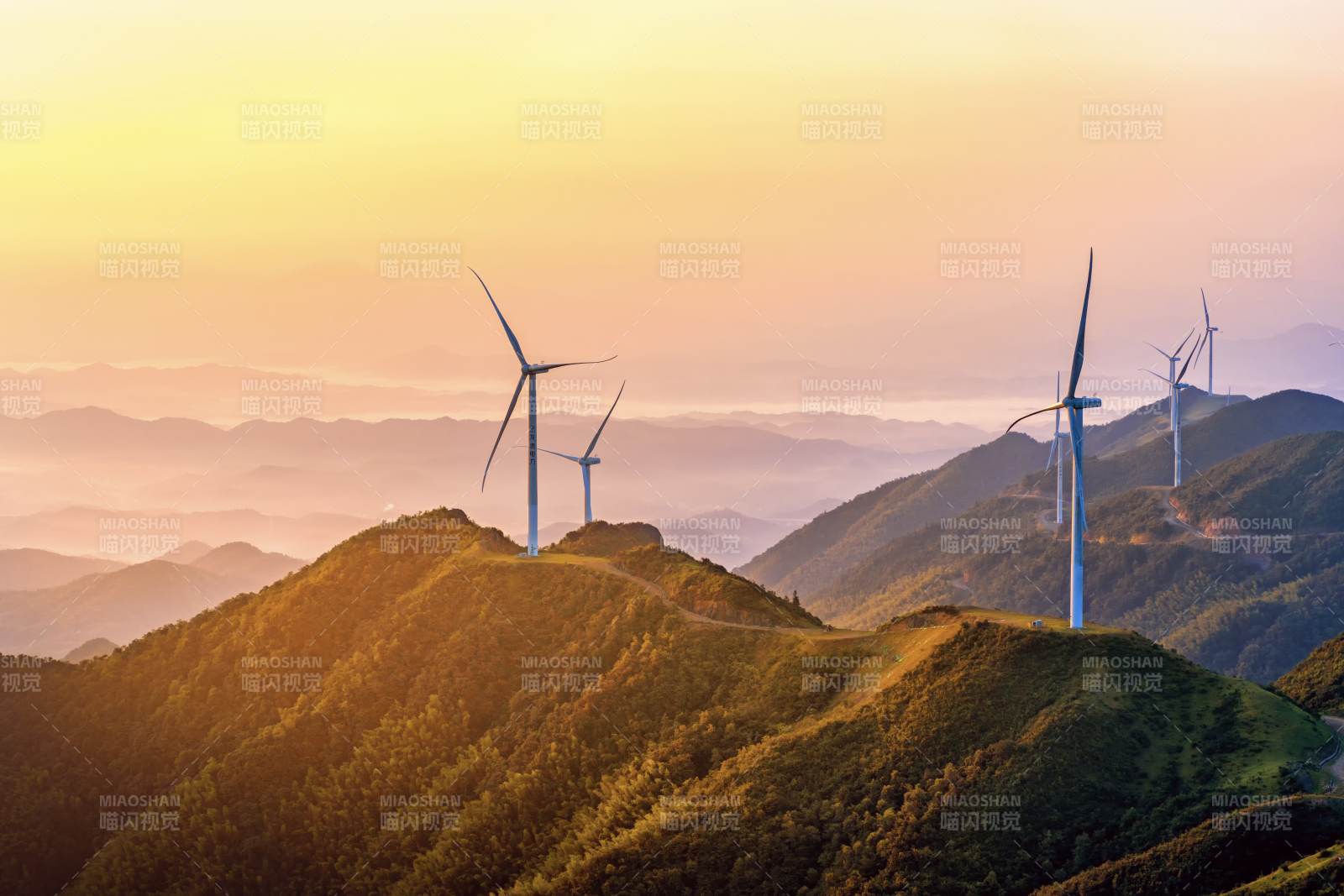 河源山巅风车迎晨曦图片