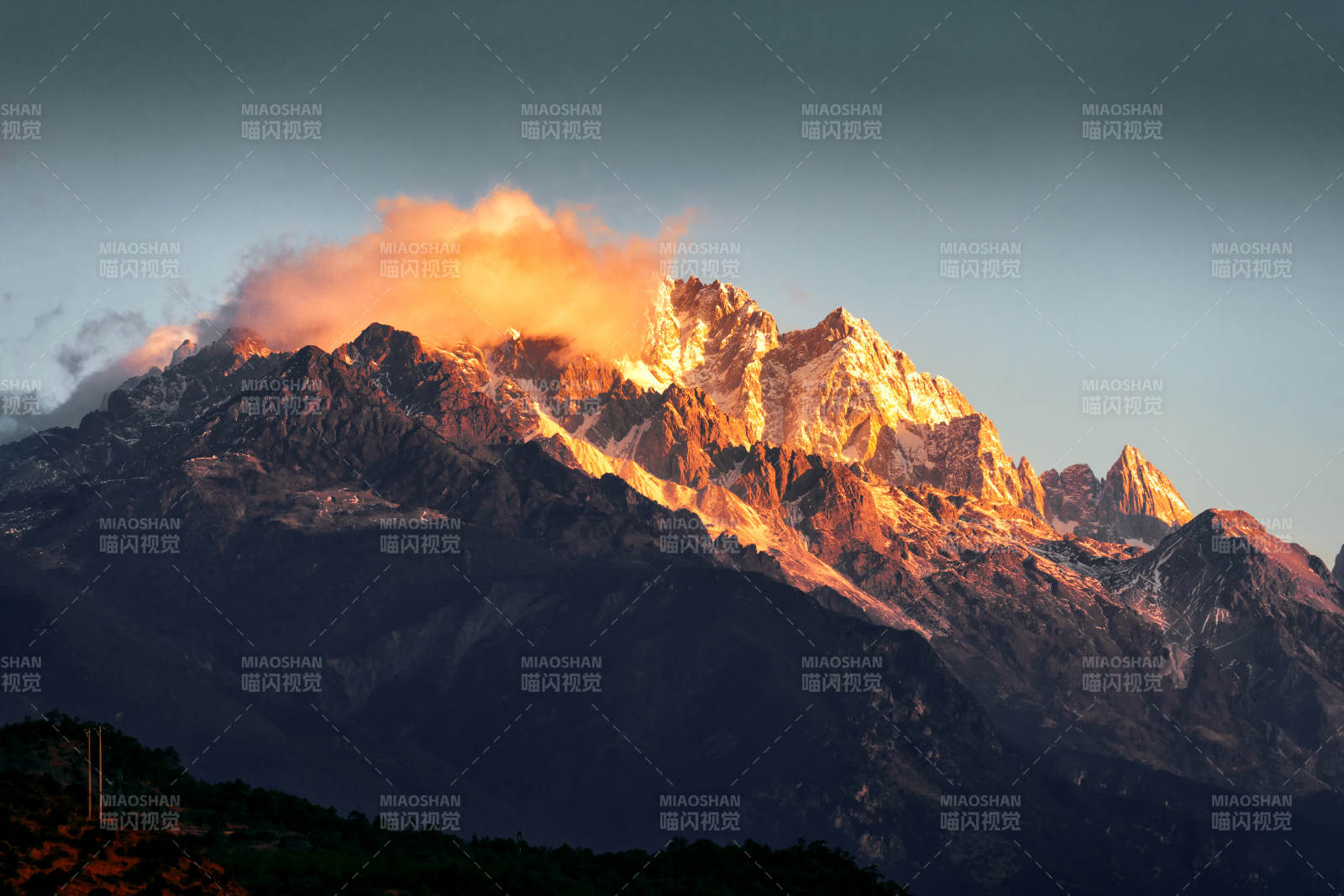 玉龙雪山日照金山壮丽景色图片