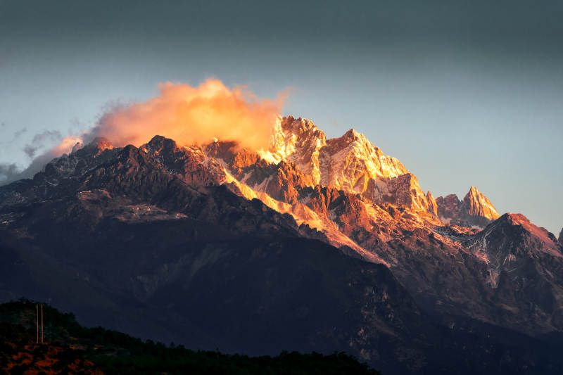 玉龙雪山日照金山壮丽景色图片