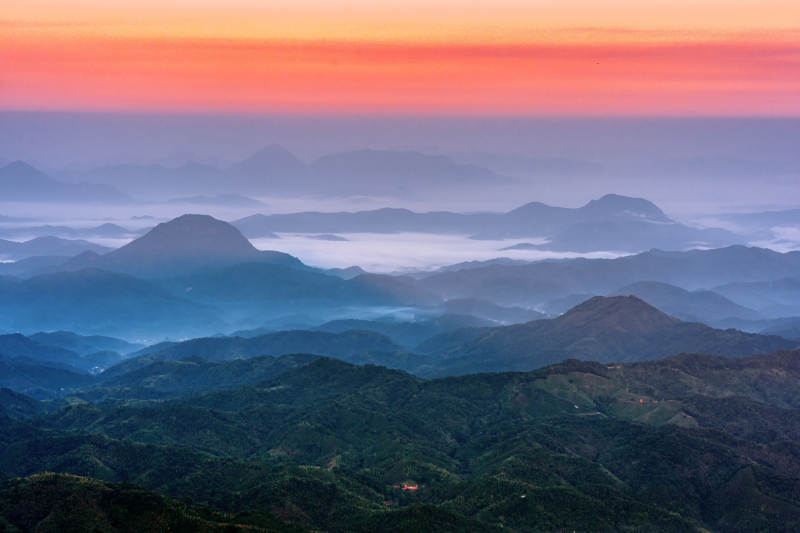 河源山顶的晨雾与朝霞图片