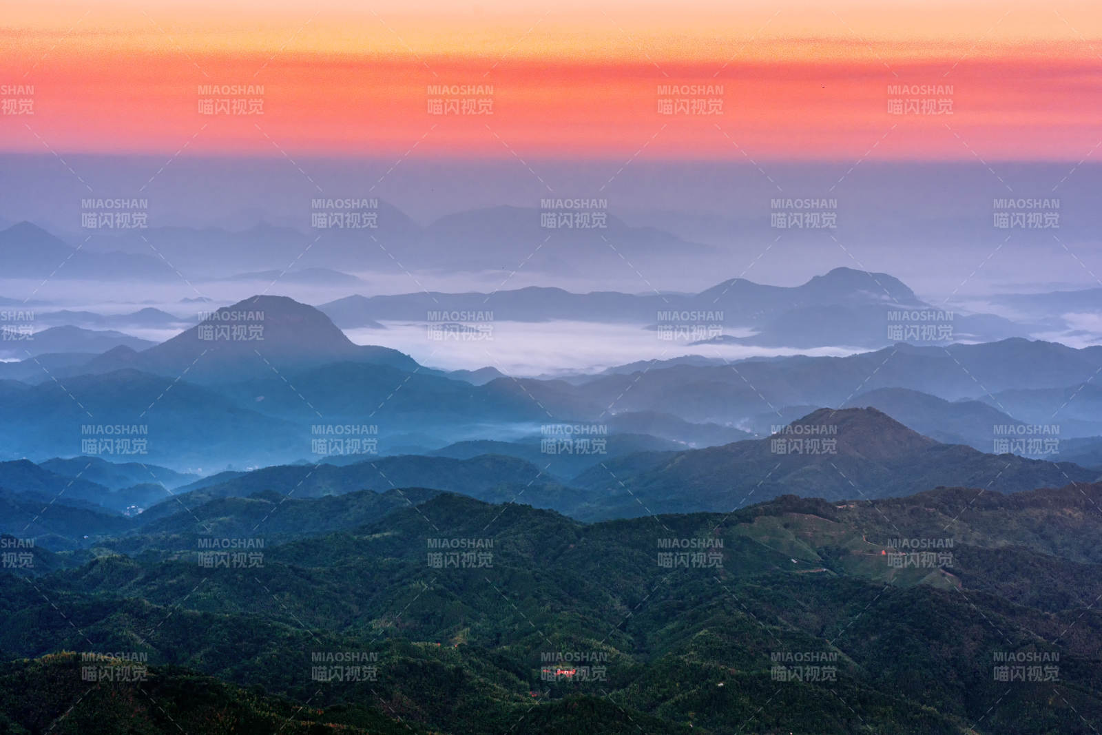 河源山顶的晨雾与朝霞图片