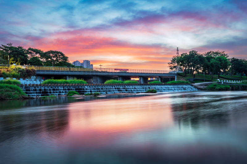河边的日出朝霞风光图片