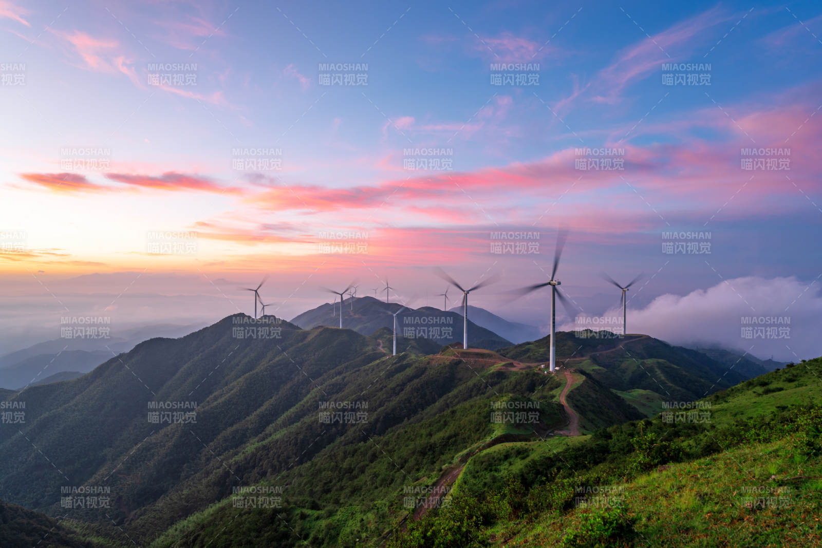 河源山巅风车迎朝霞图片