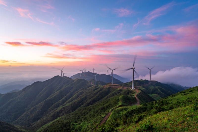 河源山巅风车迎朝霞图片