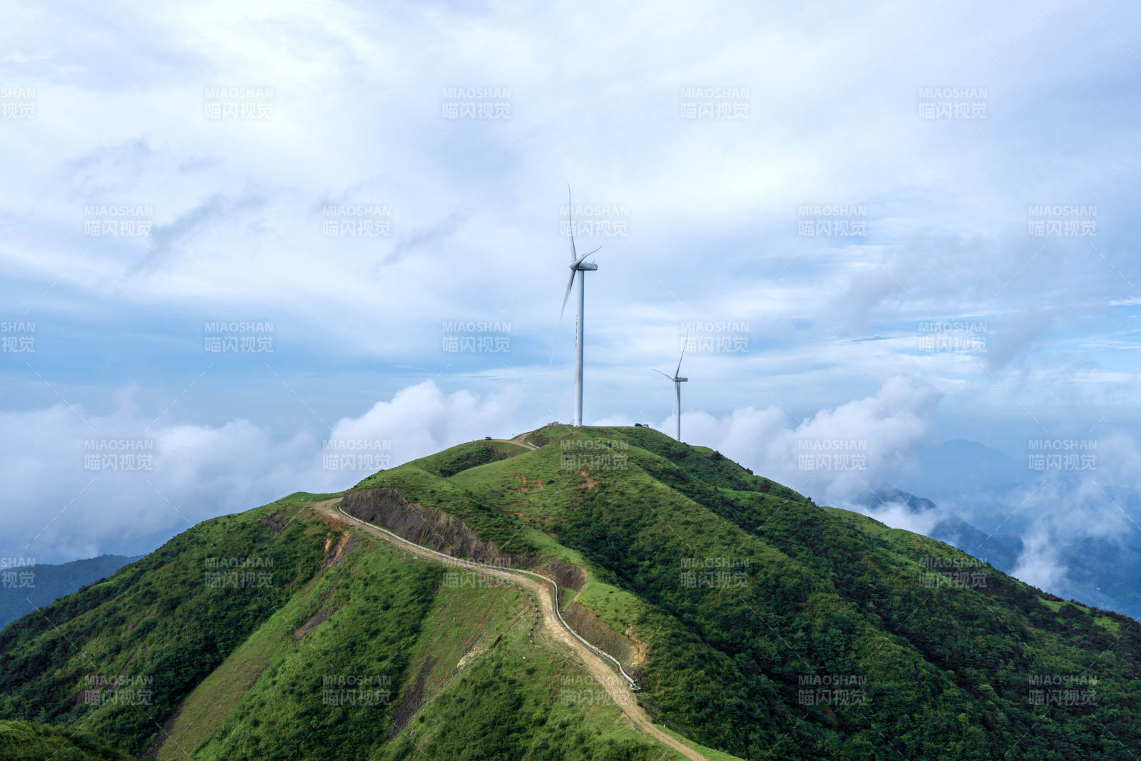 河源山巅风车云海图片