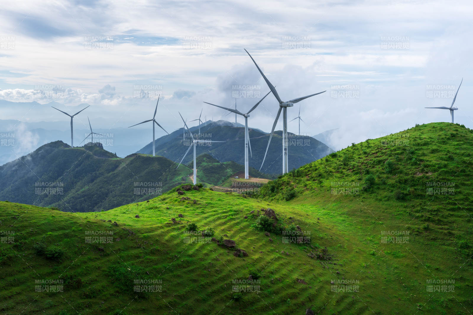 山顶的风力发电机图片
