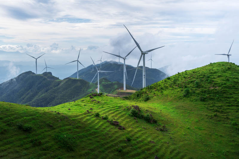 山顶的风力发电机图片