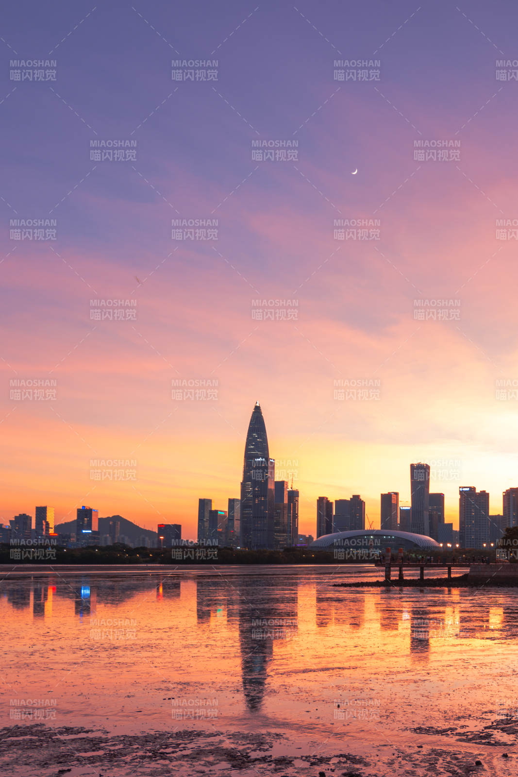 深圳湾公园的城市暮色倒影图片